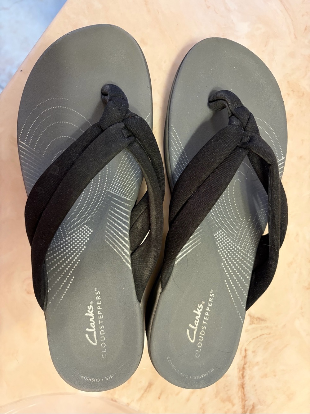 Clarks Cloudsteppers Women's Black and Gray Cushioned Twist-strap Sandals